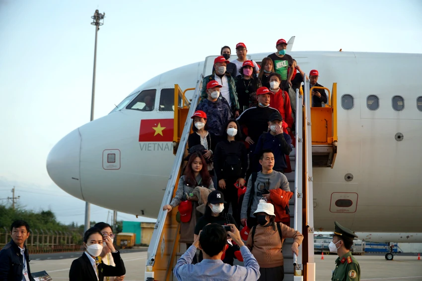 Khánh Hòa đón những du khách bay thẳng từ Trung Quốc sau dịch COVID-19. Ảnh: TQ. Khánh Hòa đón những du khách bay thẳng từ Trung Quốc sau dịch COVID-19. Ảnh: TQ.