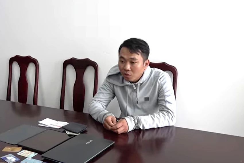 Phúc cùng tang vật tại cơ quan Công an. Ảnh: ANTV. Phúc cùng tang vật tại cơ quan Công an. Ảnh: ANTV.