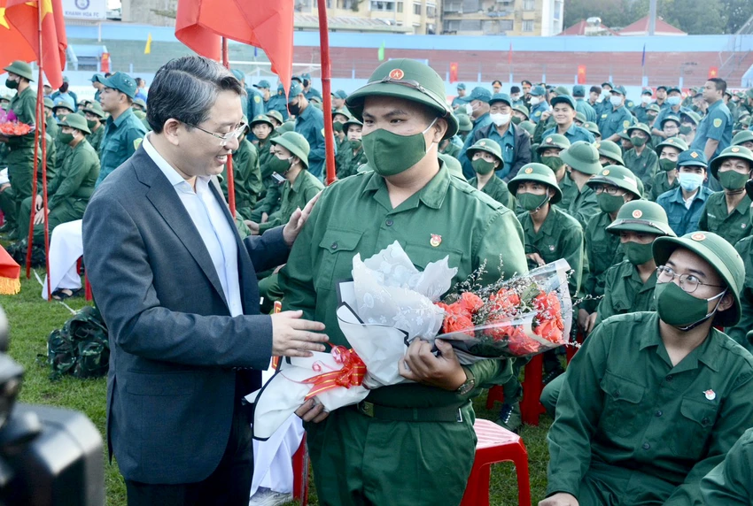 Bí thư Tỉnh ủy Khánh Hòa Nguyễn Hải Ninh tặng hoa cho các tân binh. Ảnh: CHU VÂN.
