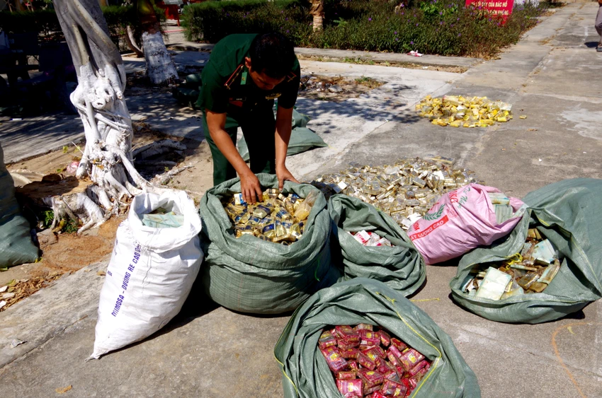 Thuốc lá có chữ Trung Quốc trôi dạt vào bờ biển Ninh Thuận. Ảnh: LĨNH KIÊN. Thuốc lá có chữ Trung Quốc trôi dạt vào bờ biển Ninh Thuận. Ảnh: LĨNH KIÊN.