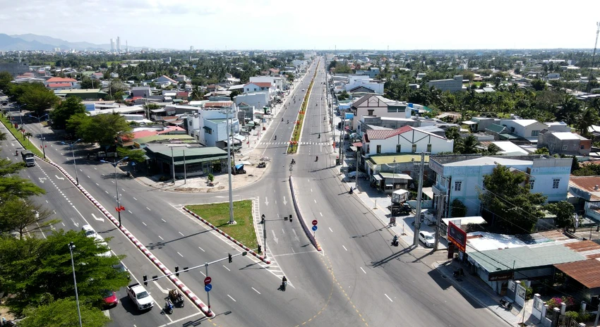 Đường đôi vào TP Phan Rang - Tháp Chàm nối quốc lộ 1 tại ngã 3 Long Bình. Ảnh: HH. Đường đôi vào TP Phan Rang - Tháp Chàm nối quốc lộ 1 tại ngã 3 Long Bình. Ảnh: HH.