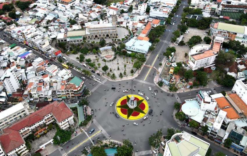 Nha Trang cho phép xe có phù hiệu "xe du lịch" vào trung tâm TP giờ cao điểm. Ảnh: HH.