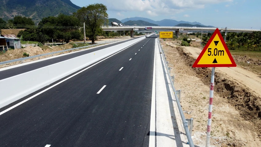 1.000 người ngày đêm hoàn thiện cao tốc Nha Trang - Cam Lâm