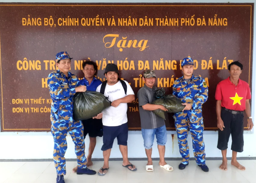 Vùng 4 Hải quân hỗ trợ nhu yếu phẩm cho ngư dân ở đảo Đá Lát. Ảnh: TUYÊN BỐN Vùng 4 Hải quân hỗ trợ nhu yếu phẩm cho ngư dân ở đảo Đá Lát. Ảnh: TUYÊN BỐN