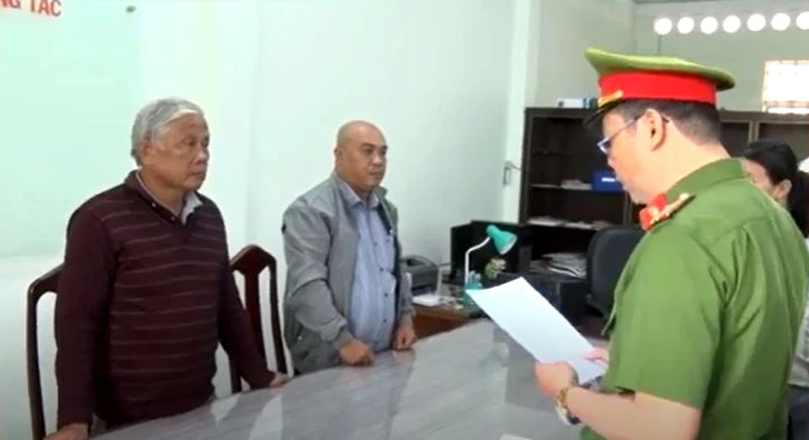 Công an tống đạt quyết định bắt Phiêu (áo đỏ) và Trường. Ảnh: ANTV KHÁNH HÒA Công an tống đạt quyết định bắt Phiêu (áo đỏ) và Trường. Ảnh: ANTV KHÁNH HÒA