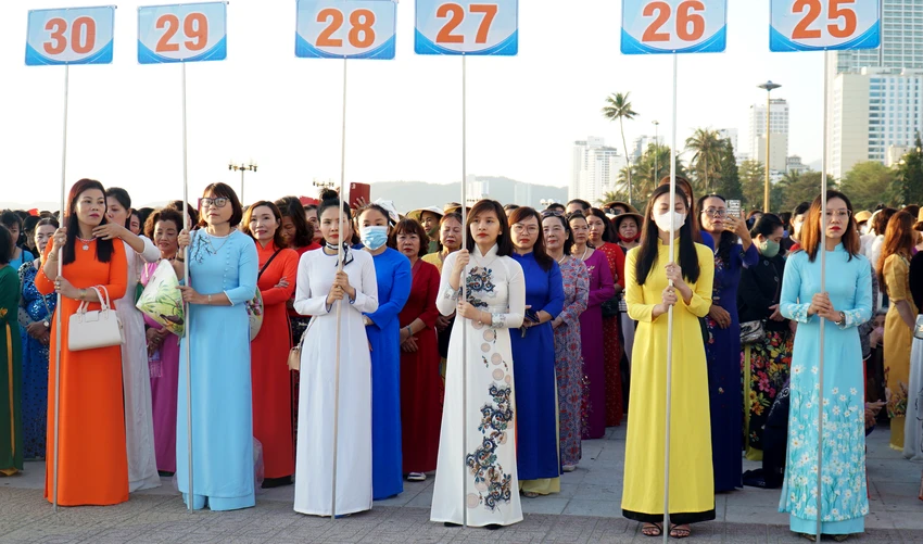 Hơn 2.000 phụ nữ đến từ 124 cơ quan, đơn vị trên địa bàn TP Nha Trang trong trang phục áo dài tham gia diễu hành. Ảnh: HH Hơn 2.000 phụ nữ đến từ 124 cơ quan, đơn vị trên địa bàn TP Nha Trang trong trang phục áo dài tham gia diễu hành. Ảnh: HH