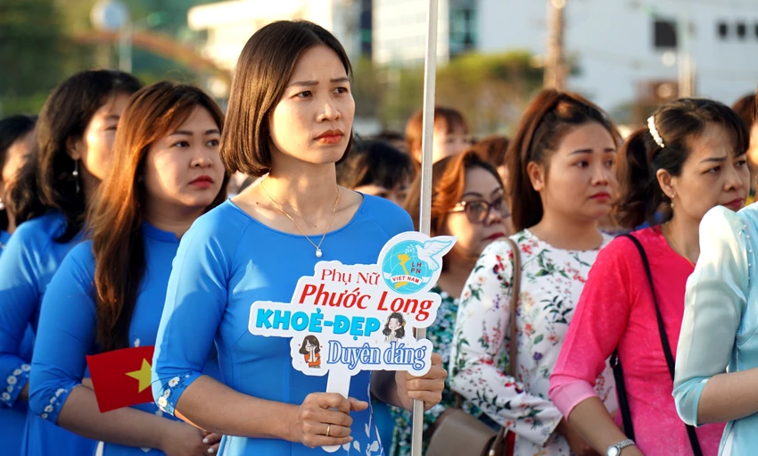 Hơn 2.000 phụ nữ là công đoàn viên, giáo viên, cán bộ và hội viên phụ nữ TP Nha Trang. Hơn 2.000 phụ nữ là công đoàn viên, giáo viên, cán bộ và hội viên phụ nữ TP Nha Trang.