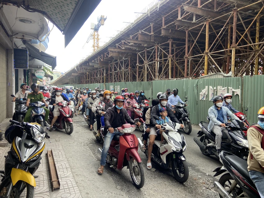 Dòng người lưu thông ngay dưới công trình. Ảnh: T.Q Dòng người lưu thông ngay dưới công trình. Ảnh: T.Q