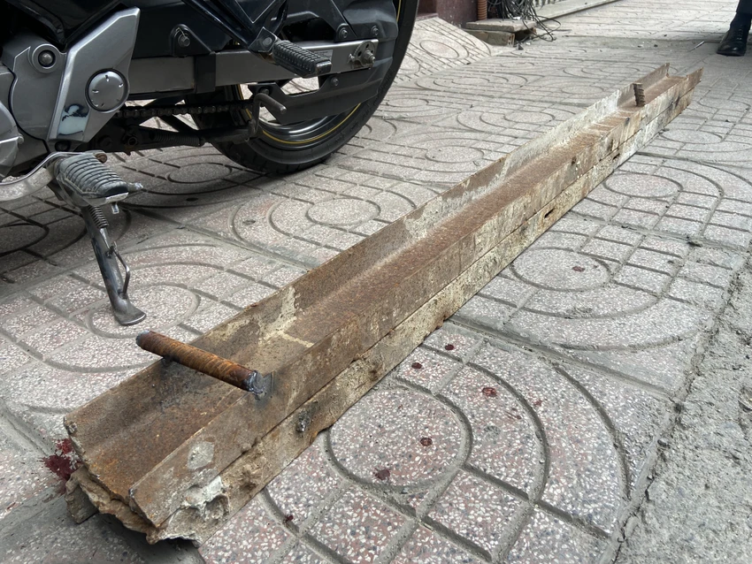 Ông Sơn kể một người đàn ông chỉ bị thương nhẹ ở tay. Riêng cô gái được một người phụ nữ chở bị thanh thép rơi trúng đầu, vỡ nón bảo hiểm được đưa đi cấp cứu tại Bệnh viện Đa khoa tỉnh Khánh Hòa. Theo bệnh viện, người phụ nữ bị vết thương 3 cm ở đầu. Bệnh nhân đã tỉnh và được theo dõi tại Khoa Ngoại - Thần kinh.