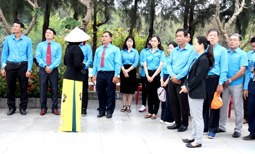 Liên đoàn lao động TP Nha Trang đến tưởng niệm các liệt sĩ. Liên đoàn lao động TP Nha Trang đến tưởng niệm các liệt sĩ.