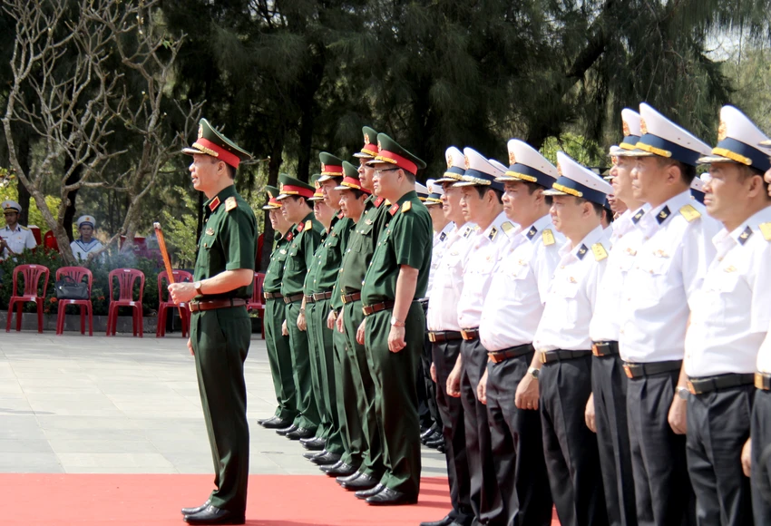 Họ dâng hương và dành một phút mặc niệm nhớ về 64 chiến sĩ. Họ dâng hương và dành một phút mặc niệm nhớ về 64 chiến sĩ.