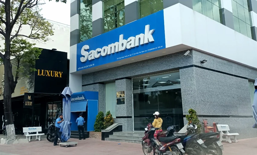 Phòng giao dịch Sacombank Cam Ranh, nơi khách hàng nói bị rút mất 46,9 tỉ đồng. Ảnh: H.H Phòng giao dịch Sacombank Cam Ranh, nơi khách hàng nói bị rút mất 46,9 tỉ đồng. Ảnh: H.H