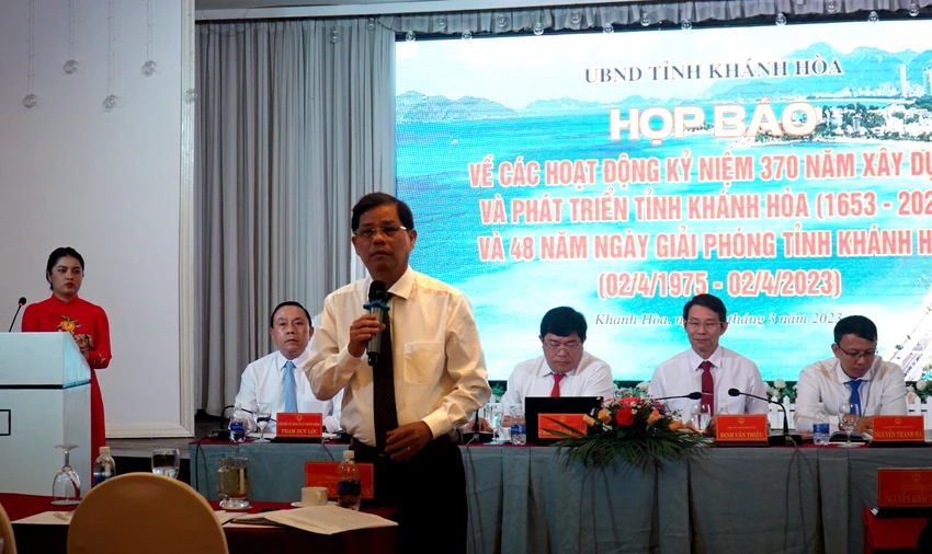 Ông Nguyễn Tấn Tuân, Chủ tịch UBND tỉnh Khánh Hòa, thông tin tại họp báo. Ảnh: H.H