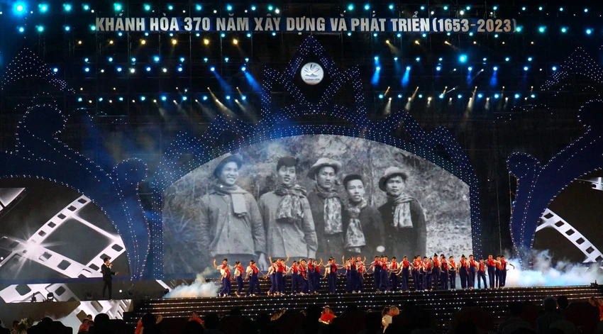 Chương trình nghệ thuật 370 xây dựng và phát triển Khánh Hòa. Ảnh: H.H Chương trình nghệ thuật 370 xây dựng và phát triển Khánh Hòa. Ảnh: H.H