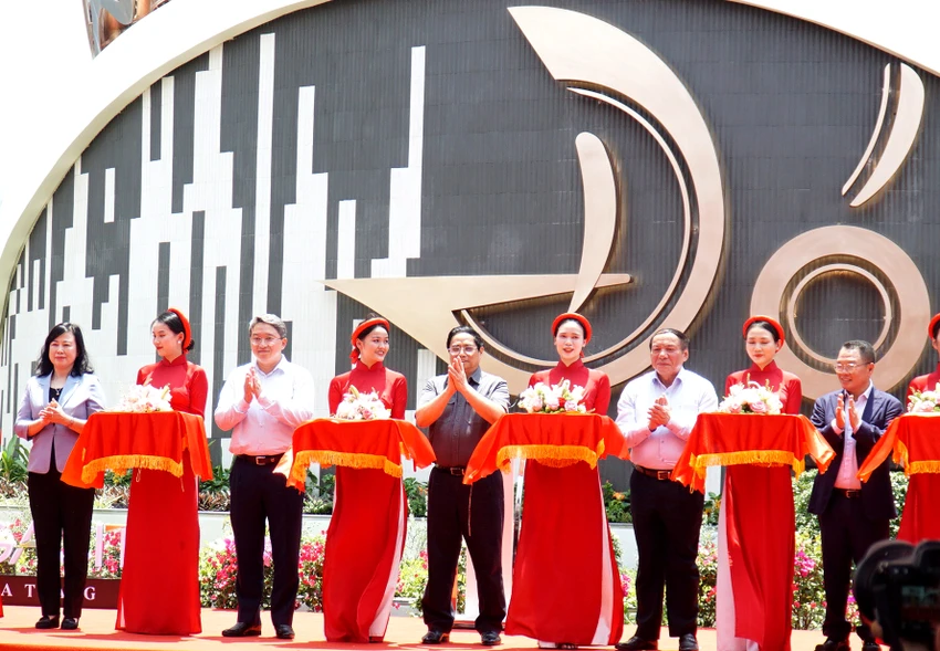 Thủ tướng Phạm Minh Chính cắt băng khánh thành Nhà hát Đó. Ảnh: H.H Thủ tướng Phạm Minh Chính cắt băng khánh thành Nhà hát Đó. Ảnh: H.H
