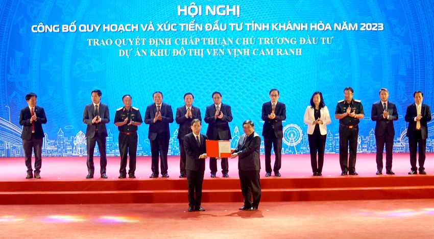 Bộ trưởng Nguyễn Chí Dũng trao chứng nhận đầu tư dự án Khu đô thị ven vịnh Cam Ranh. Ảnh: H.H