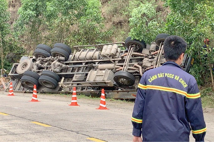 Xe tải chở dưa bị lật khiến bốn người tử vong. Ảnh: V.K