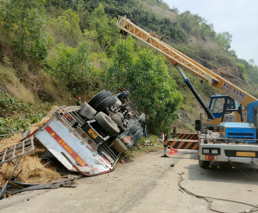 Chiếc xe chở dưa trên xe có chín người bị lật tỉnh lộ 643 huyện Tuy An. Ảnh: V.K