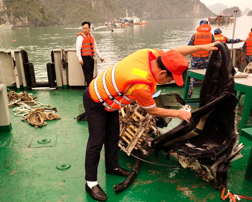 Một phần chiếc máy bay được lực lượng Hải quân vớt lên. Ảnh: H.Q Một phần chiếc máy bay được lực lượng Hải quân vớt lên. Ảnh: H.Q