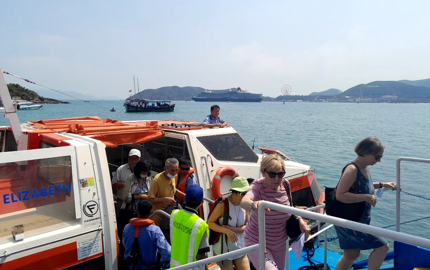 Gần 850 du khách quốc tế lên bờ tham quan TP Nha Trang. Ảnh: DU LỊCH Gần 850 du khách quốc tế lên bờ tham quan TP Nha Trang. Ảnh: DU LỊCH