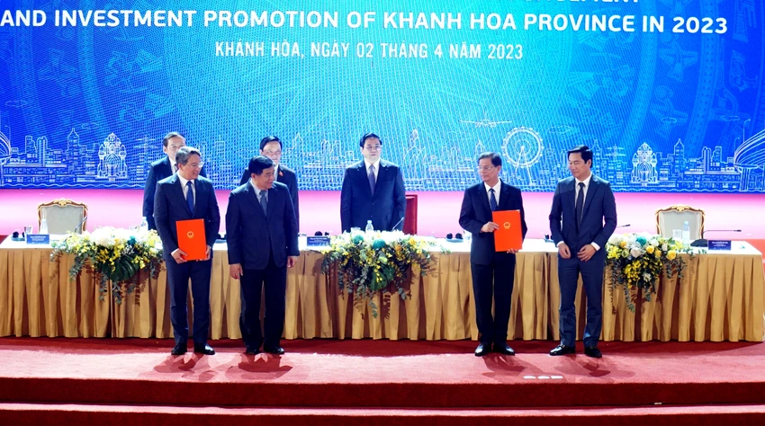 Lãnh đạo Khánh Hòa được trao các quyết định quy hoạch. Ảnh: H.H Lãnh đạo Khánh Hòa được trao các quyết định quy hoạch. Ảnh: H.H