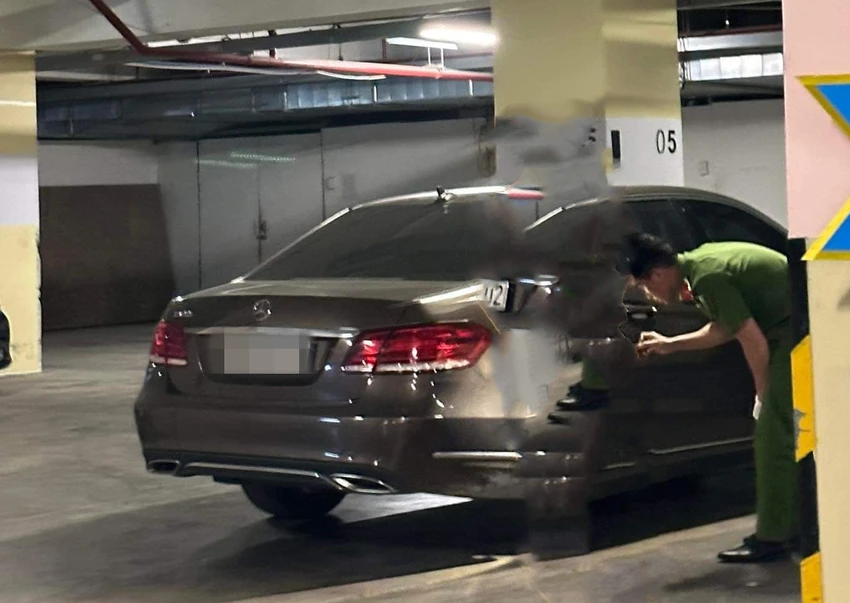 Công an khám nghiệm chiếc Mercedes gây ra vụ tai nạn. Ảnh: C.A Công an khám nghiệm chiếc Mercedes gây ra vụ tai nạn. Ảnh: C.A