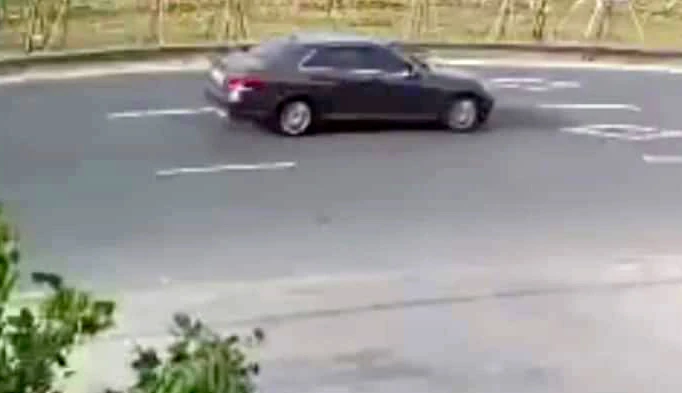 Chiếc Mercedes rời khỏi hiện trường sau vụ tai nạn. Ảnh cắt từ clip Chiếc Mercedes rời khỏi hiện trường sau vụ tai nạn. Ảnh cắt từ clip