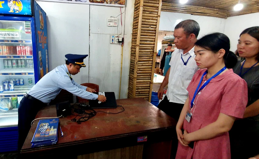 Đoàn liên ngành xé niêm phong máy in hóa đơn để xác minh giá bán của nhà hàng. Ảnh: H.H Đoàn liên ngành xé niêm phong máy in hóa đơn để xác minh giá bán của nhà hàng. Ảnh: H.H