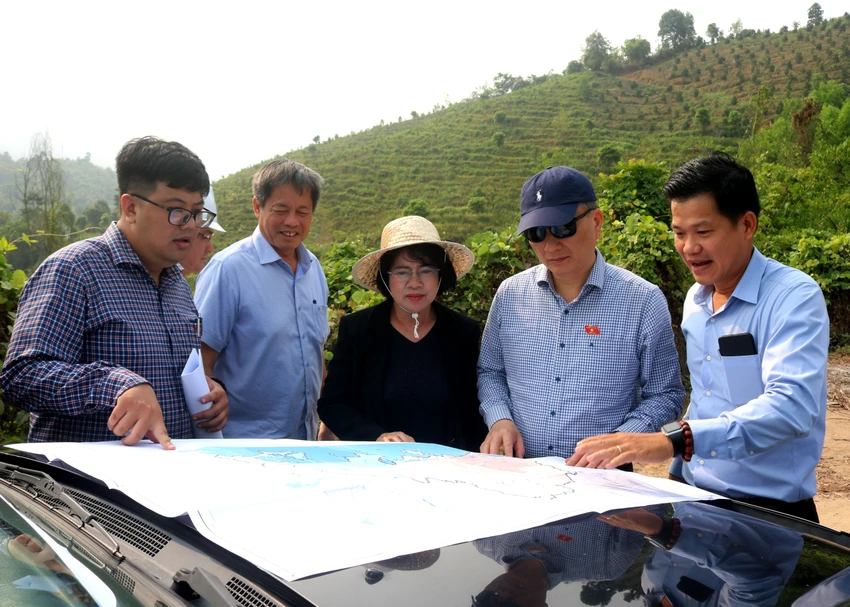 Đoàn khảo sát đường nối liên vùng Khánh Hòa, Ninh Thuận và Lâm Đồng. Ảnh: QUANG VIÊN. Đoàn khảo sát đường nối liên vùng Khánh Hòa, Ninh Thuận và Lâm Đồng. Ảnh: QUANG VIÊN.