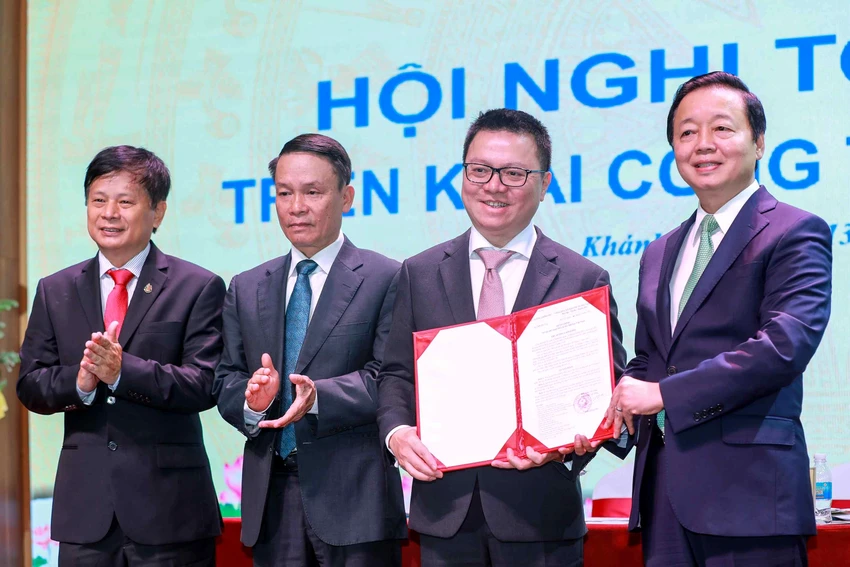 Phó Thủ tướng Trần Hồng Hà trao quyết định phê duyệt Điều lệ Hội Nhà báo Việt Nam. Ảnh: Đ.T