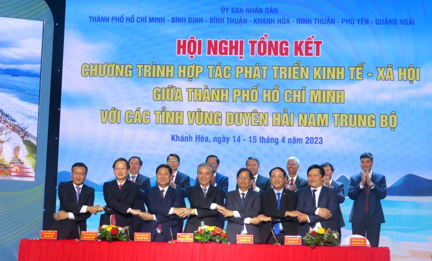 TP.HCM và sáu tỉnh vùng Duyên hải Nam Trung bộ ký kết hợp tác. Ảnh: H.H TP.HCM và sáu tỉnh vùng Duyên hải Nam Trung bộ ký kết hợp tác. Ảnh: H.H