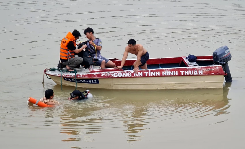 Thợ lặn tìm kiếm người phụ nữ nhảy xuống sông Dinh. Ảnh: Đ.K Thợ lặn đang tìm kiếm người phụ nữ nhảy xuống sông Dinh