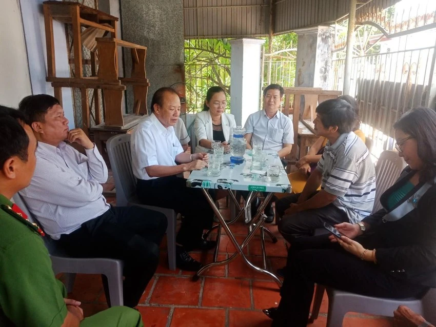 Lãnh đạo bệnh viện đến nhà xin lỗi gia đình nạn nhân. Ảnh: PHAN ĐĂNG Lãnh đạo bệnh viện đến nhà xin lỗi gia đình nạn nhân. Ảnh: PHAN ĐĂNG