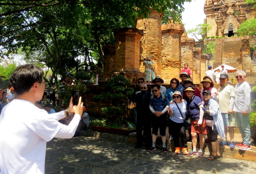 Khách du lịch tham quan một điểm đến ở Nha Trang. Ảnh: C.T Khách du lịch tham quan một điểm đến ở Nha Trang. Ảnh: C.T