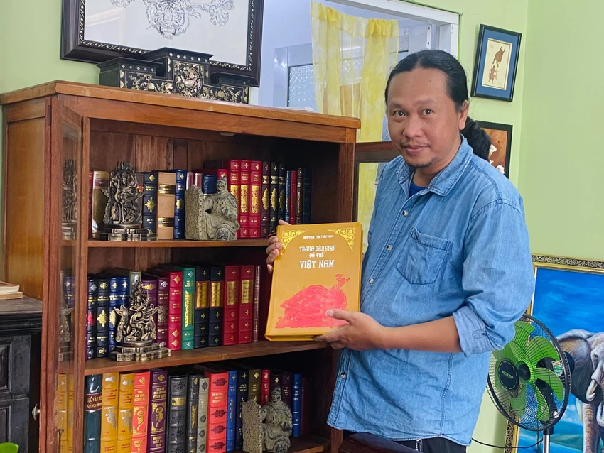 Anh Khuynh bên bộ sưu tập sách quý. Ảnh: CHU VÂN Anh Khuynh bên bộ sưu tập sách quý. Ảnh: CHU VÂN