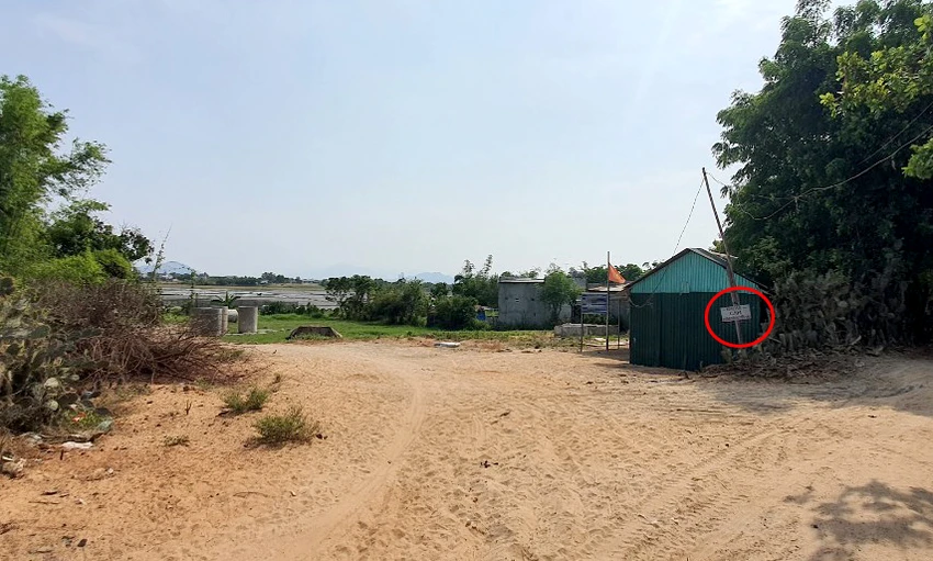 Lối vào công trình không có rào chắn, chỉ có một biển cấm nhỏ với màu sơn còn rất mới. Ảnh: H.H Lối vào công trình không có rào chắn, chỉ có một biển cấm nhỏ với màu sơn còn rất mới. Ảnh: H.H