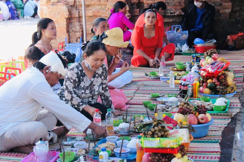 Người dân tự tay chuẩn bị từng mâm lễ vật để dâng lên Thánh Mẫu. Ảnh: CHU VÂN Người dân tự tay chuẩn bị từng mâm lễ vật để dâng lên Thánh Mẫu. Ảnh: CHU VÂN