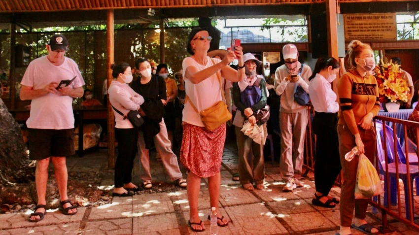 Du khách nước ngoài tham quan lễ hội. Ảnh: CHU VÂN Du khách nước ngoài tham quan lễ hội. Ảnh: CHU VÂN