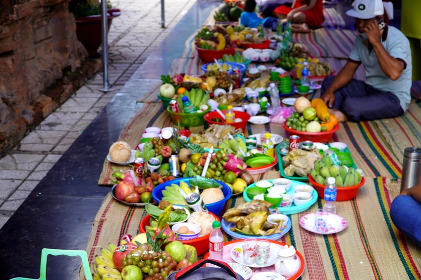 Lễ vật dâng lên Thánh Mẫu. Ảnh: T.N Lễ vật dâng lên Thánh Mẫu. Ảnh: T.N