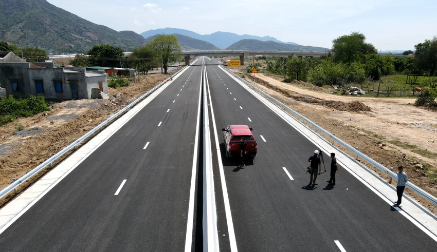 Cao tốc Nha Trang - Cam Lâm sẽ thông xe vào ngày 19-5. Ảnh: H.H