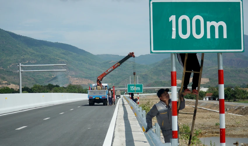 Hệ thống biển báo cũng đang được lắp đặt trên toàn tuyến. Hệ thống an toàn giao thông của dự án được xây dựng phù hợp với quy chuẩn kỹ thuật quốc gia về báo hiệu đường bộ. Hệ thống biển báo cũng đang được lắp đặt trên toàn tuyến. Hệ thống an toàn giao thông của dự án được xây dựng phù hợp với quy chuẩn kỹ thuật quốc gia về báo hiệu đường bộ.