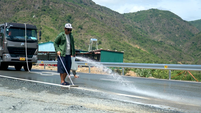 Các công nhân đang dọn dẹp, vệ sinh mặt đường tại những đoạn đã hoàn thành thành. Các công nhân đang dọn dẹp, vệ sinh mặt đường tại những đoạn đã hoàn thành thành.