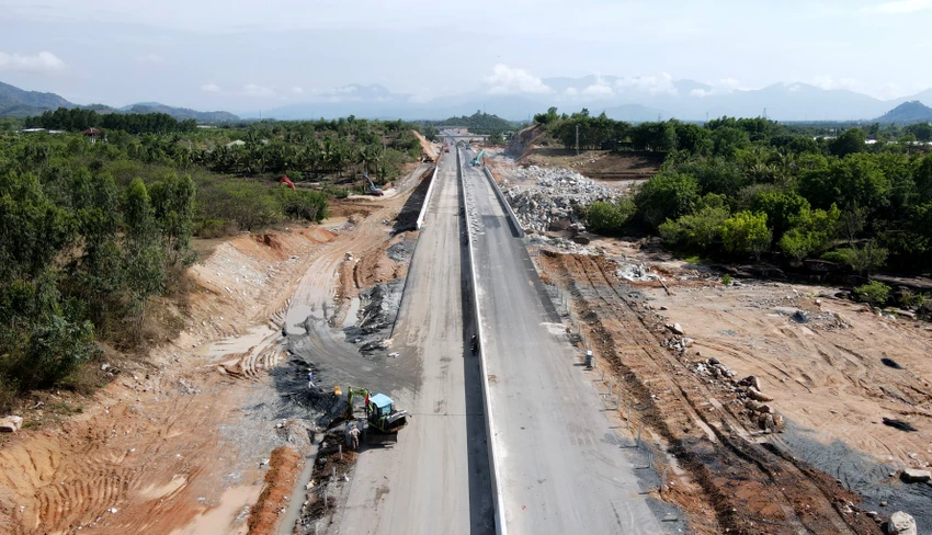 Đến thời điểm hiện tại, sản lượng thực hiện tuyến chính cao tốc đạt hơn 98%. Một số hạng mục như 700 m đường dẫn tại nút giao phía Bắc, hàng rào, sơn kẻ đường đang được gấp rút hoàn thành. Đồng thời, thảm nhựa những mét đường cuối cùng tại những bàn giao mặt bằng chậm do di dời đường điện cao thế. Đến thời điểm hiện tại, sản lượng thực hiện tuyến chính cao tốc đạt hơn 98%. Một số hạng mục như 700 m đường dẫn tại nút giao phía Bắc, hàng rào, sơn kẻ đường đang được gấp rút hoàn thành. Đồng thời, thảm nhựa những mét đường cuối cùng tại những bàn giao mặt bằng chậm do di dời đường điện cao thế.