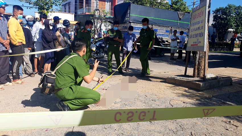 Công an khám nghiệm hiện trường vụ án mạng. Ảnh: H.H Công an khám nghiệm hiện trường vụ án mạng. Ảnh: H.H