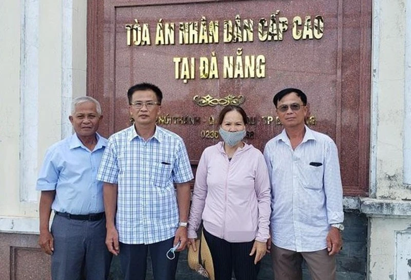 Những người đồng thừa kế thứ nhất của ông Huỳnh Chiếm Phái tại TAND Cấp cao tại Đà Nẵng. Ảnh: TẤM AN Những người đồng thừa kế thứ nhất của ông Huỳnh Chiếm Phái tại TAND Cấp cao tại Đà Nẵng. Ảnh: TẤM AN