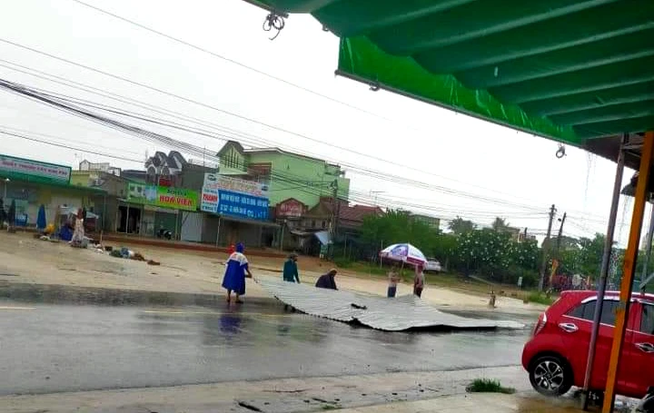 Mái nhà bị tốc bay ra giữa quốc lộ 27. Ảnh: CTV Mái nhà bị tốc bay ra giữa quốc lộ 27. Ảnh: CTV