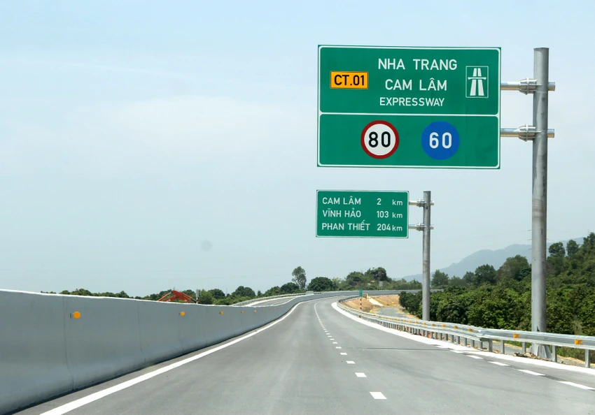 Cao tốc đoạn Nha Trang - Cam Lâm cho phép tốc độ tối đa là 80 km/h, tối tối thiểu 60 km/h. Ảnh: H.H Cao tốc đoạn Nha Trang - Cam Lâm cho phép tốc độ tối đa là 80 km/h, tối tối thiểu 60 km/h. Ảnh: H.H