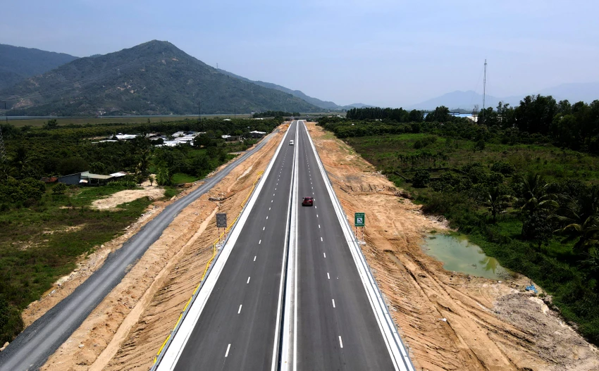 Lượng phương tiện lưu thông trên cao tốc thưa thớt vào sáng đầu tiên thông xe.