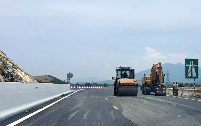 Đơn vị thi công vẫn đang thảm nhựa mặt đường khi thông xe.