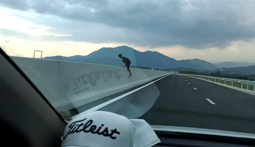 Chạy bộ băng qua cao tốc đoạn Nha Trang - Cam Lâm trước đầu ôtô vào chiều 19-5. Ảnh cắt từ clip. Chạy bộ băng qua cao tốc đoạn Nha Trang - Cam Lâm trước đầu ôtô vào chiều 19-5. Ảnh cắt từ clip.